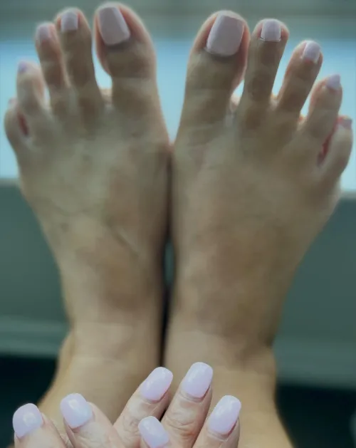 Feet window gazing…with a hint of fingers too!💁🏻‍♀️