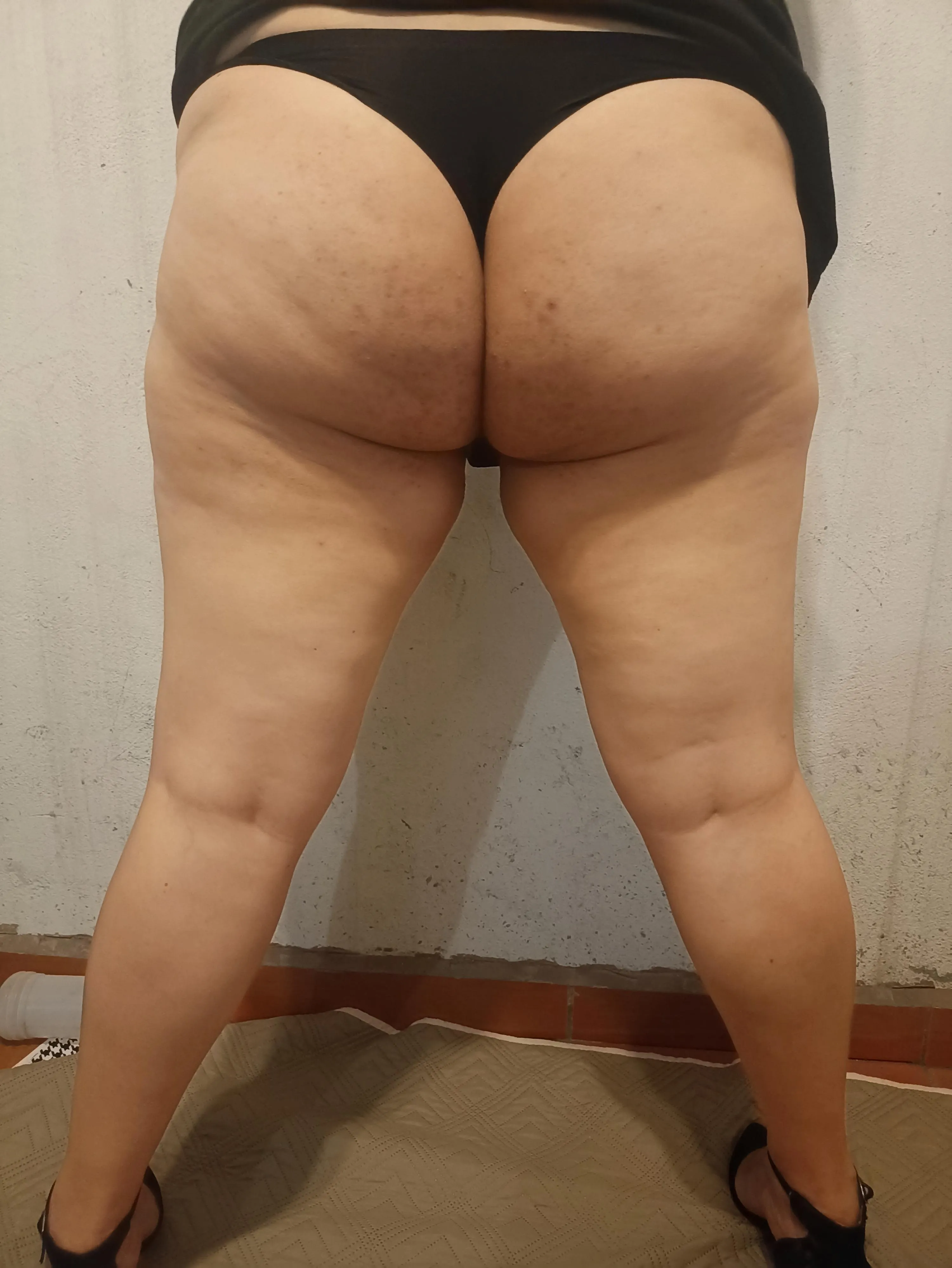 Just a thick Latina milf for your weekend