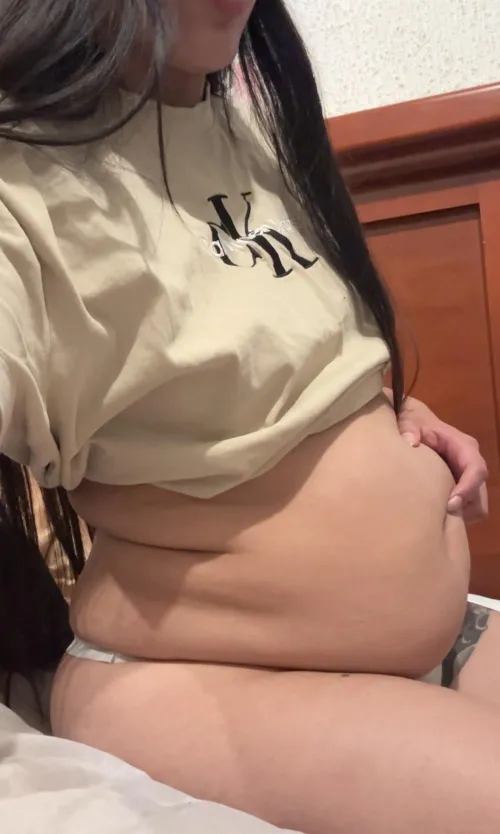 Love the way my belly makes me feel fertile and feminine 🙂‍↕️💕