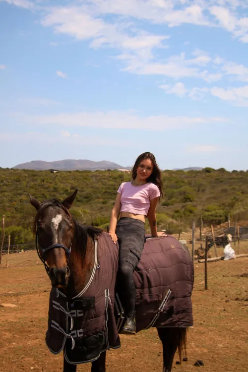SA 🇿🇦 horse girl here! You think my shirt shows too much?