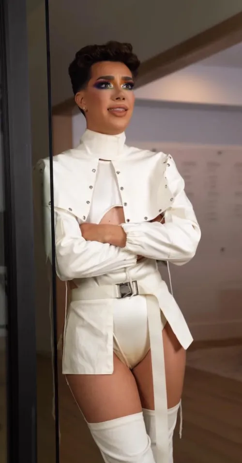 Uhhgggg. How gorgeous is this Queen? 🤴