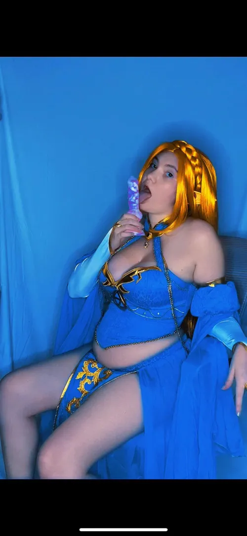 Zelda teases a knotted dildo🤤