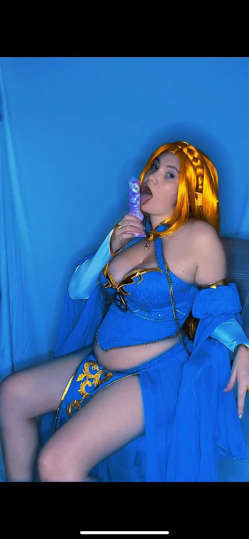 Zelda teases a knotted dildo🤤
