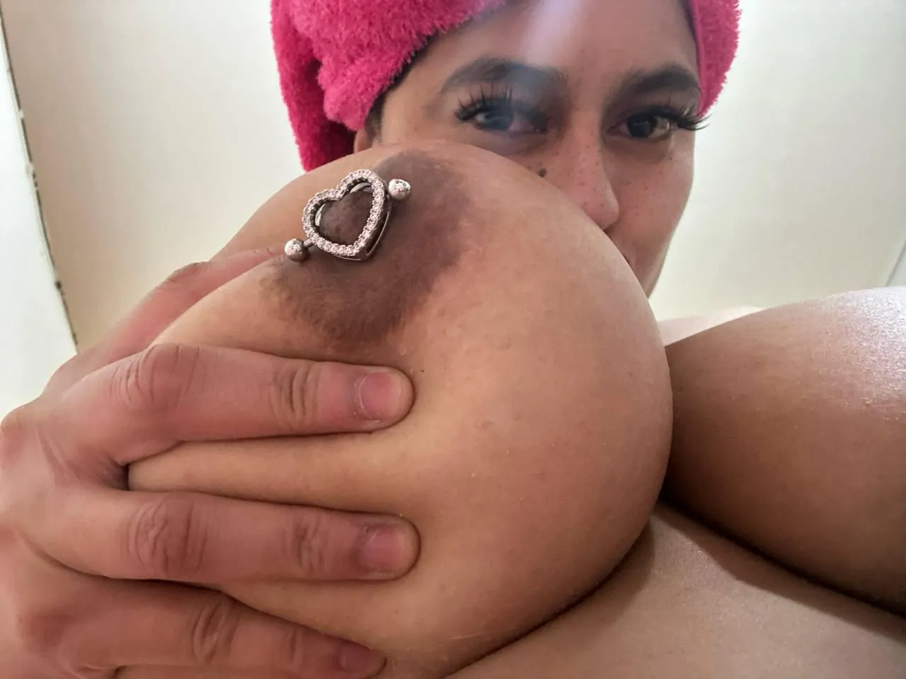 Tiens mes seins doux et aime-moi vraiment