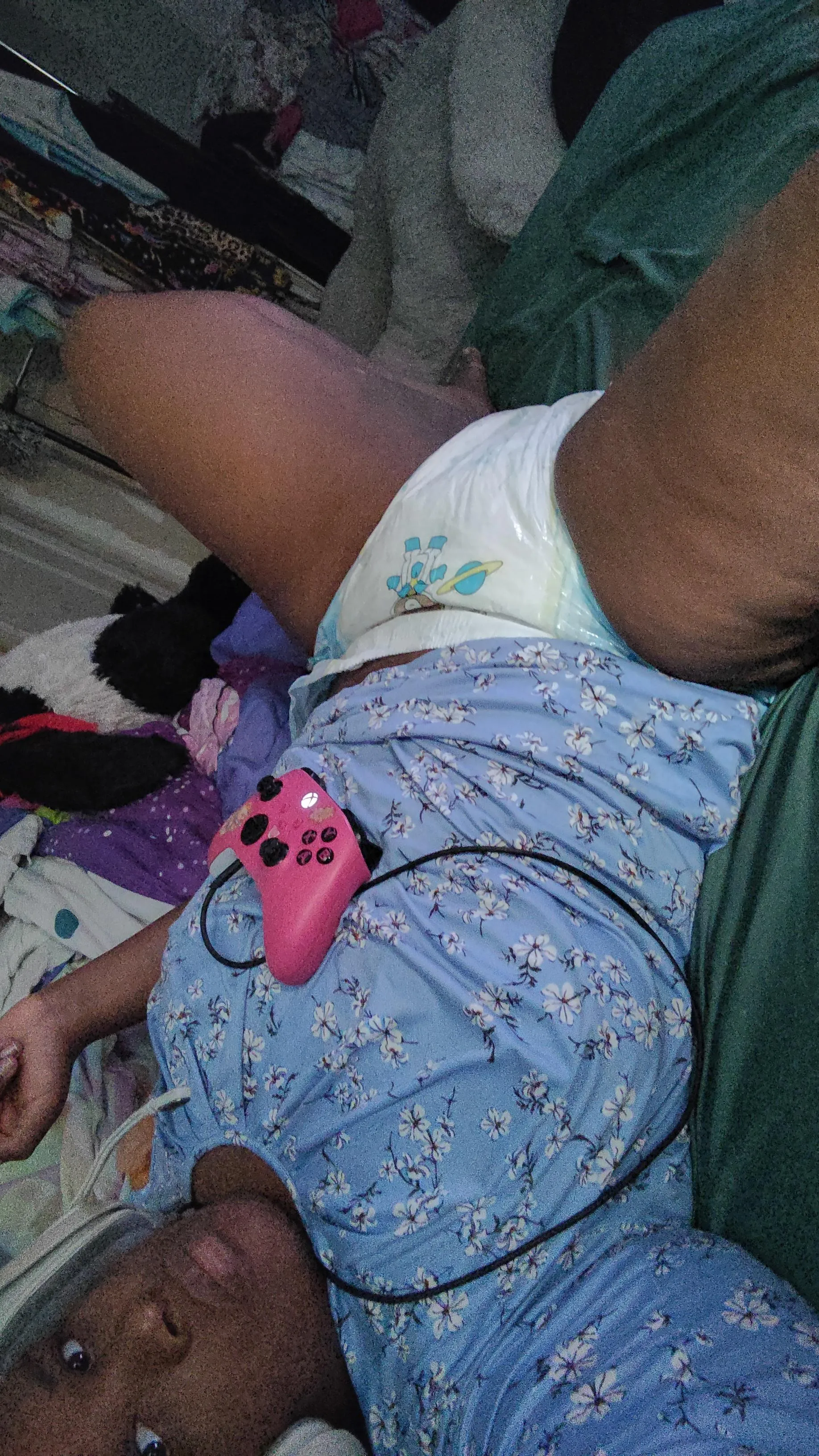 Baby fluff is playing some Xbox 🖤🧸🩷