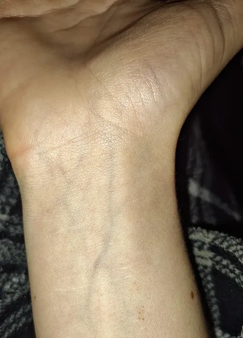 Barely visible, I know - this is a warning. I've been a fan of a formerly popular user on this sub, she has since deleted her 2 accounts as well as her RedGifs and EroMe. She always wore a mask to obscure her identity. Some jackass doxxed her recently e