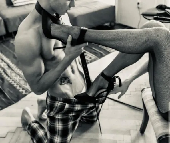 Belt around his neck and on his knees ready for play.