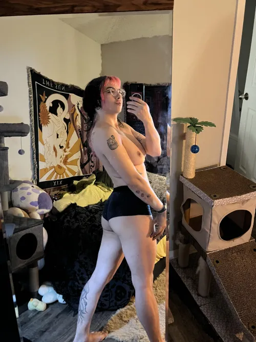 can i get a warm commie celebration for this boy having a flat chest in 23 more days?? 🏳️‍⚧️🐾