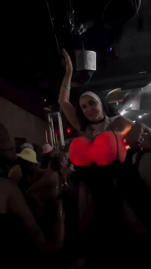Huge glowtits in the club