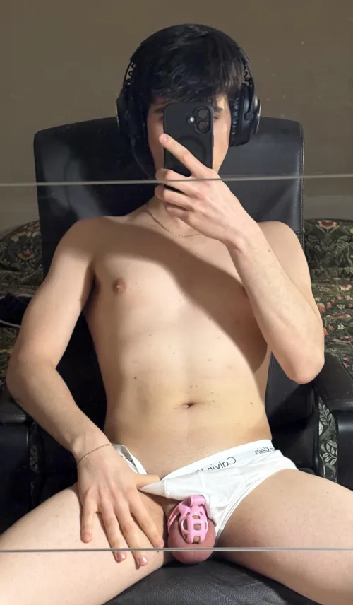 this twink keeps dropping his keys🤐