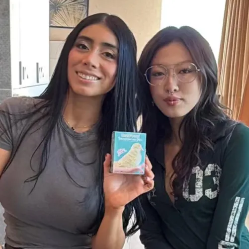 anyone know the name of girl on the right? was on violet snap chat story