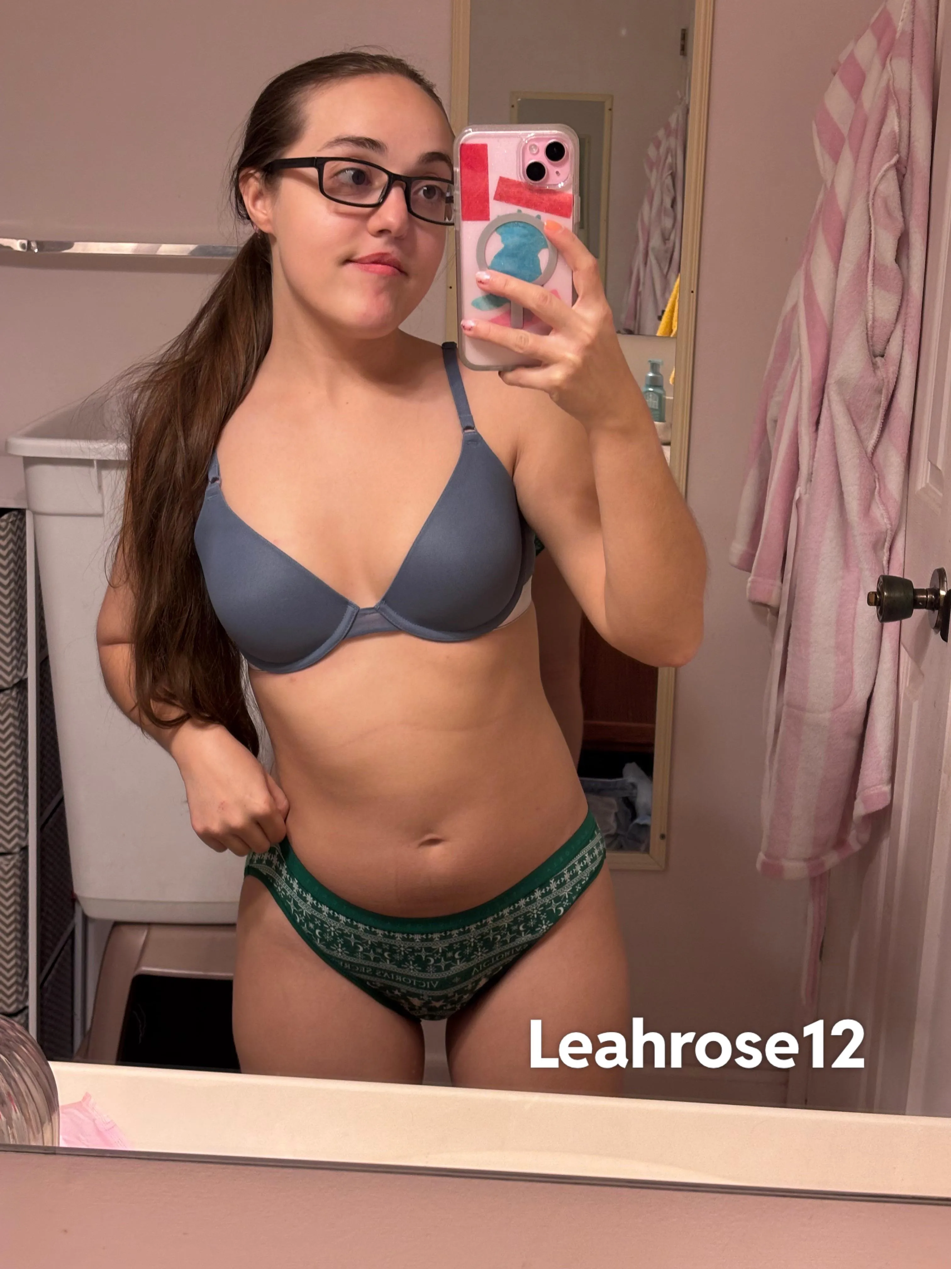 4’8 petite do you find me attractive? 🩵