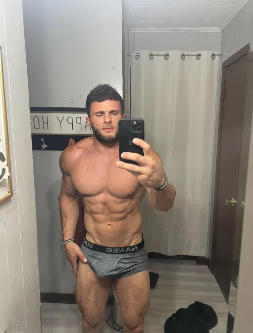 Who has a tight smooth hole for me