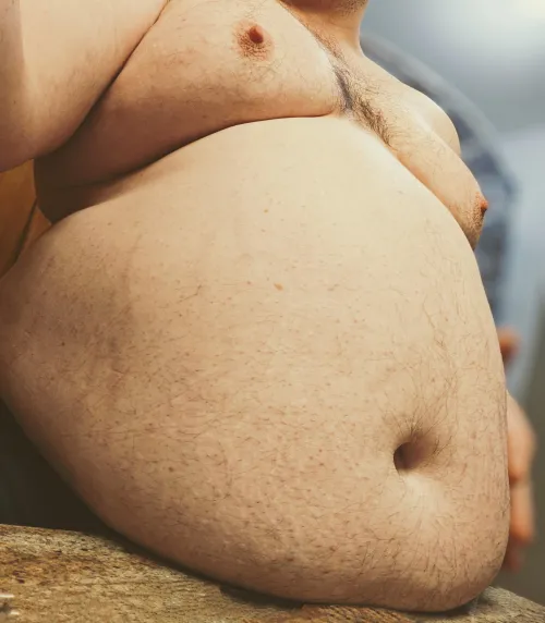Does resting my belly on the counter make me look fat?