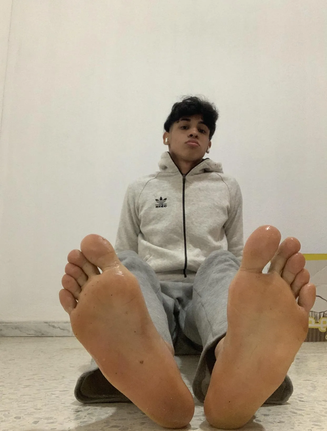 Oiled up feet dm for cutsom😛!!