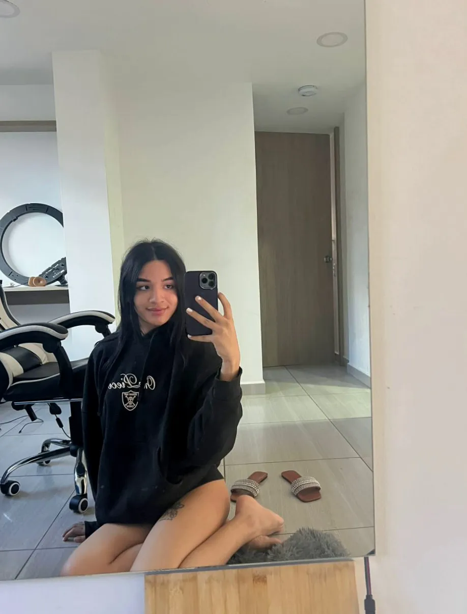 would you accept nudes from me in your dms? f18