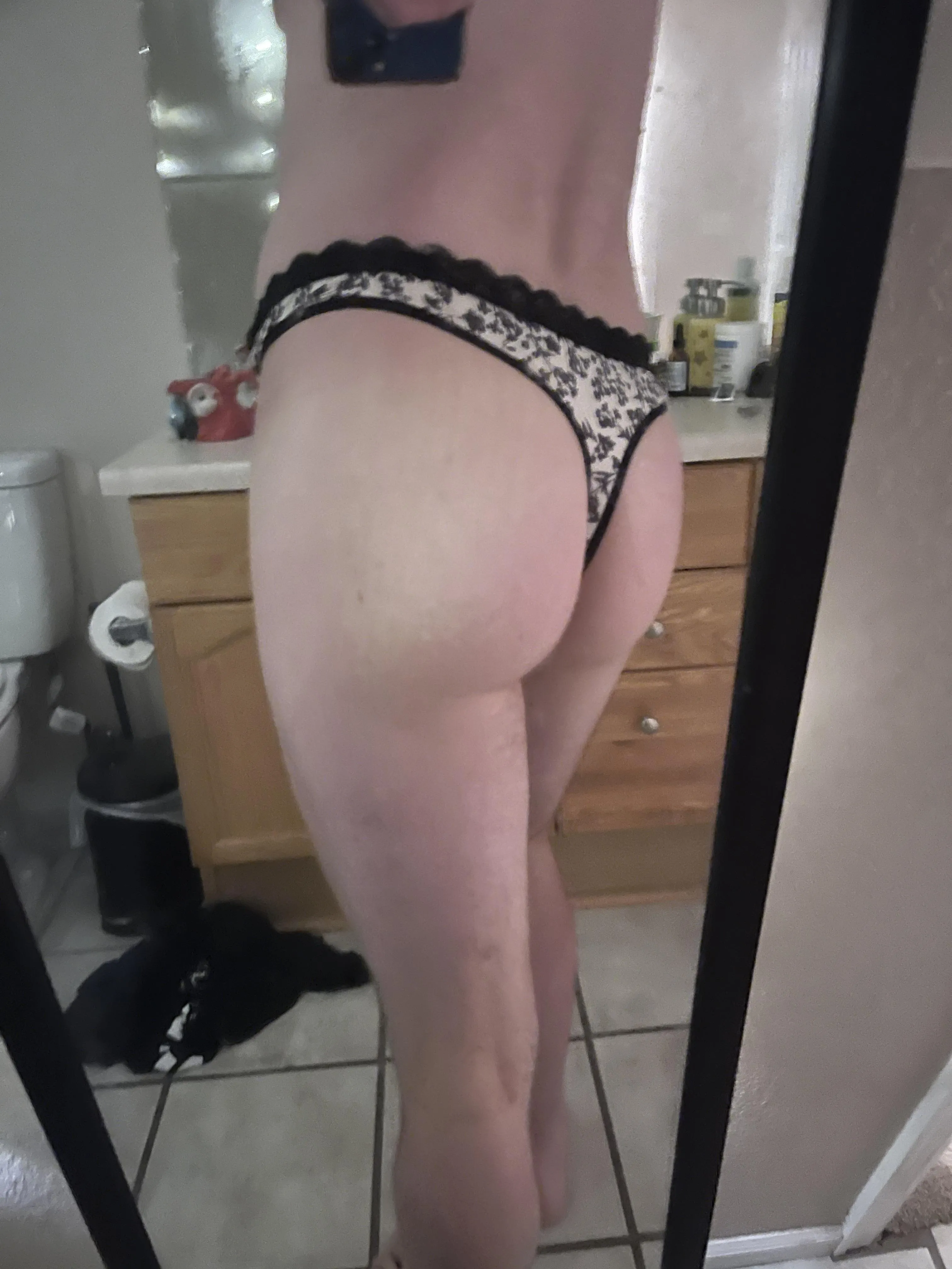 32 Aurora - who wants to bend this queer ass over later?