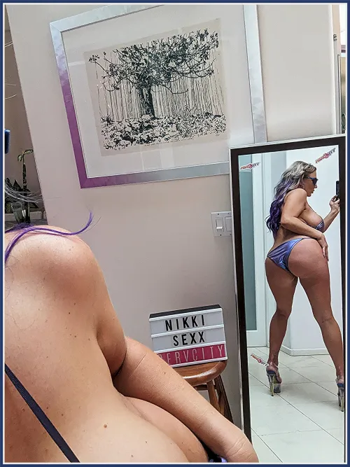 Nikki Sexx's Gorgeous Ass In A Mirror