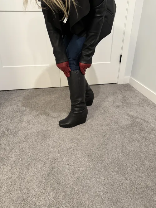 Not my usual stiletto, but these Gucci Marion leather wedges are impossible to ignore.
All black… and then that hit of red.
Does the pop of color make the look, or should leather stay monochrome?
🖤❤️