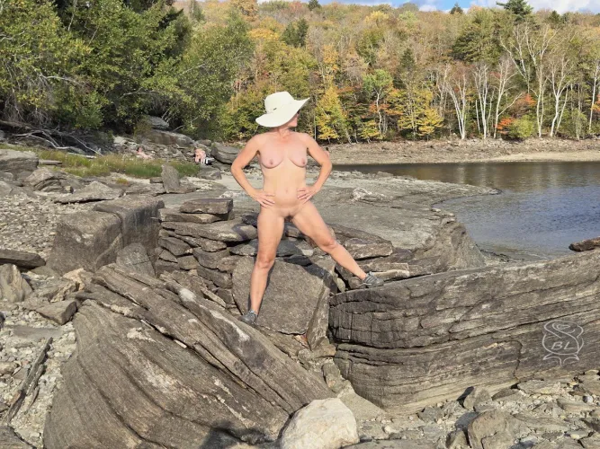Sexy moms make being between a rock and a hard place enjoyable 😏