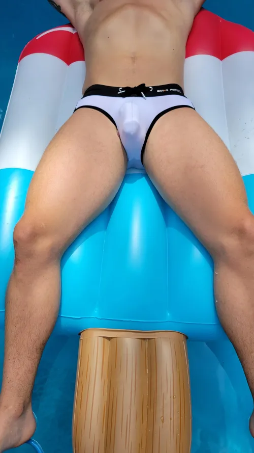 Thick thighs can be used as a flotation device