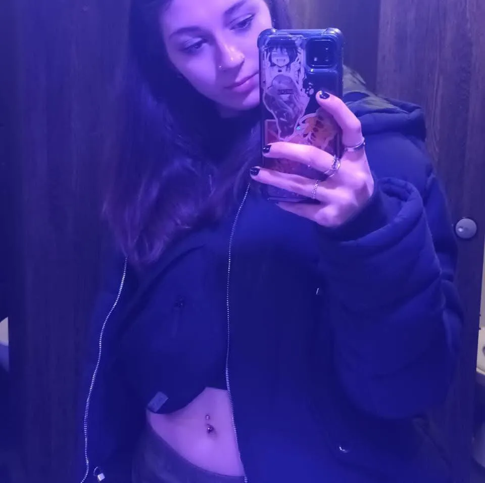 Looking for a woman to entertain my girlfriend at togg hill tonight dogging.