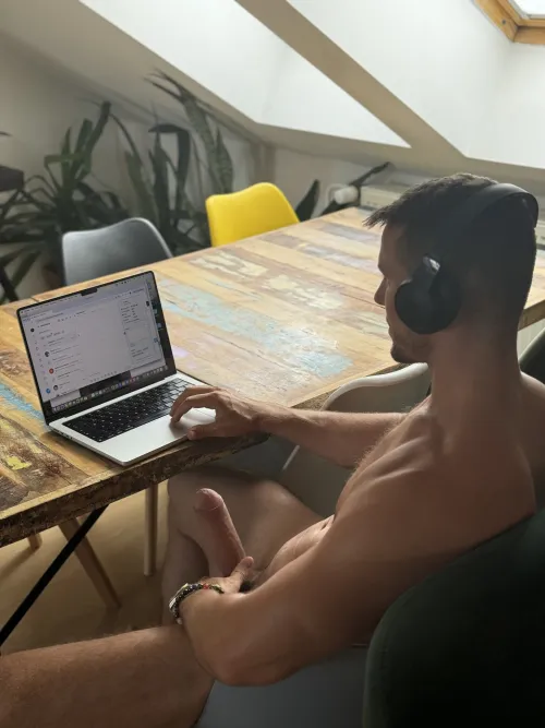 Me pretending I’m focused on the screen while I know exactly what y’all are looking at 😏