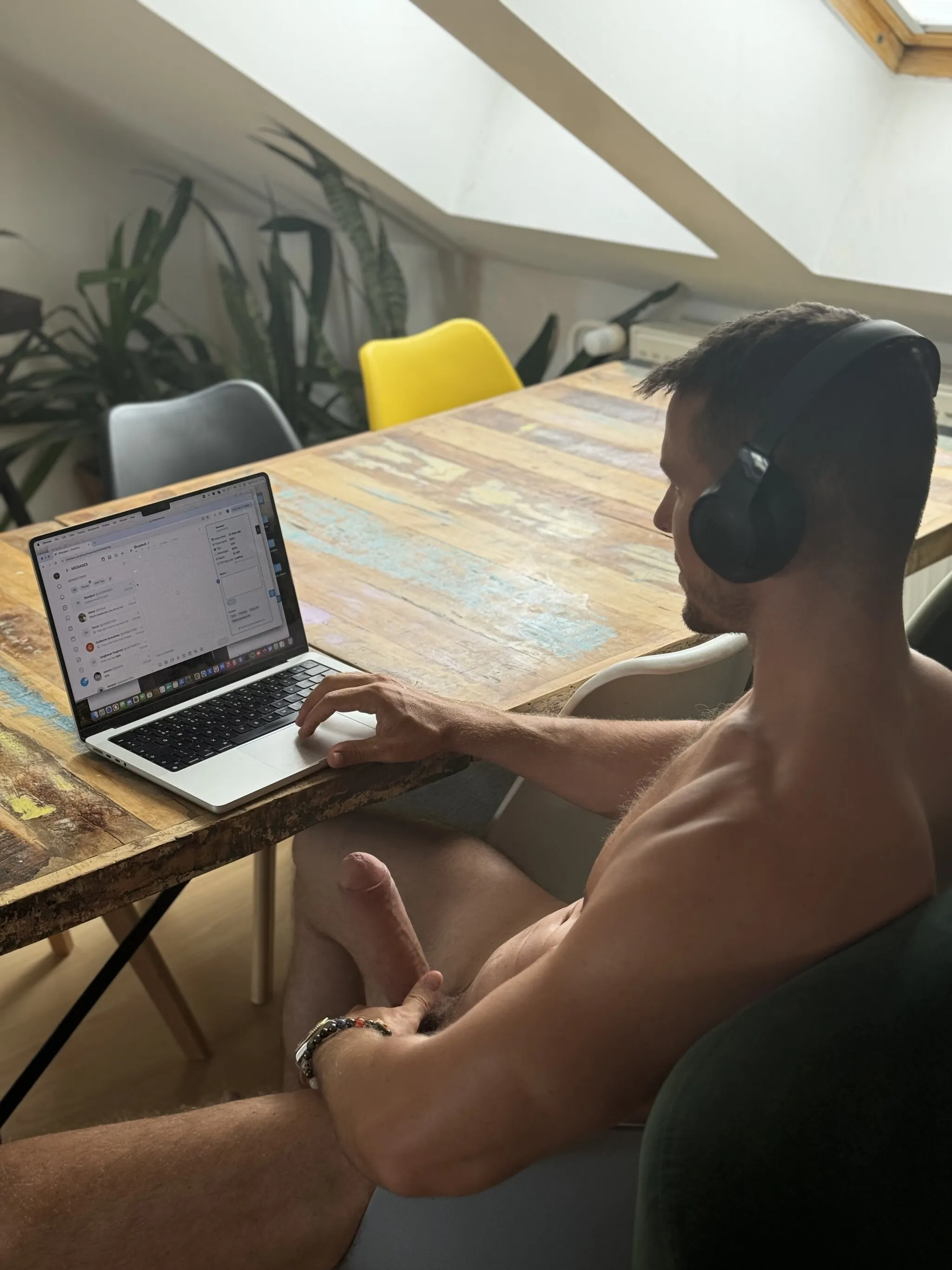 Me pretending I’m focused on the screen while I know exactly what y’all are looking at 😏