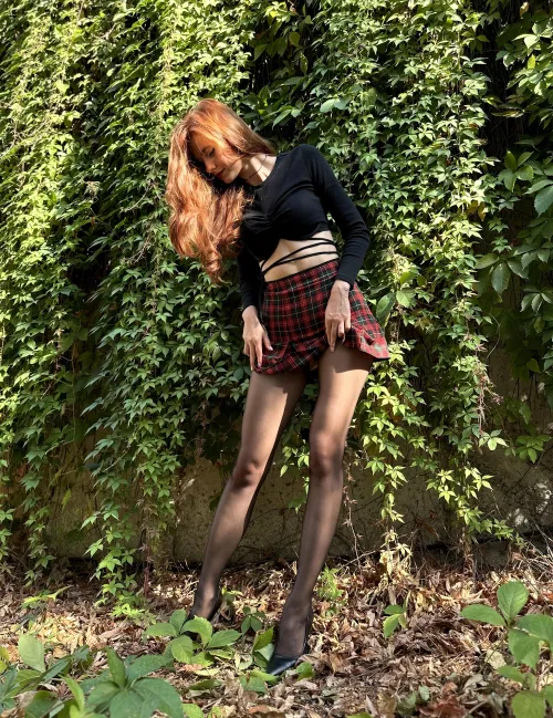 Probably not the comfiest outfit for a park stroll🤭but definitely the hottest one, right?😏👣Honestly, I just love showing off my legs in pantyhose👀