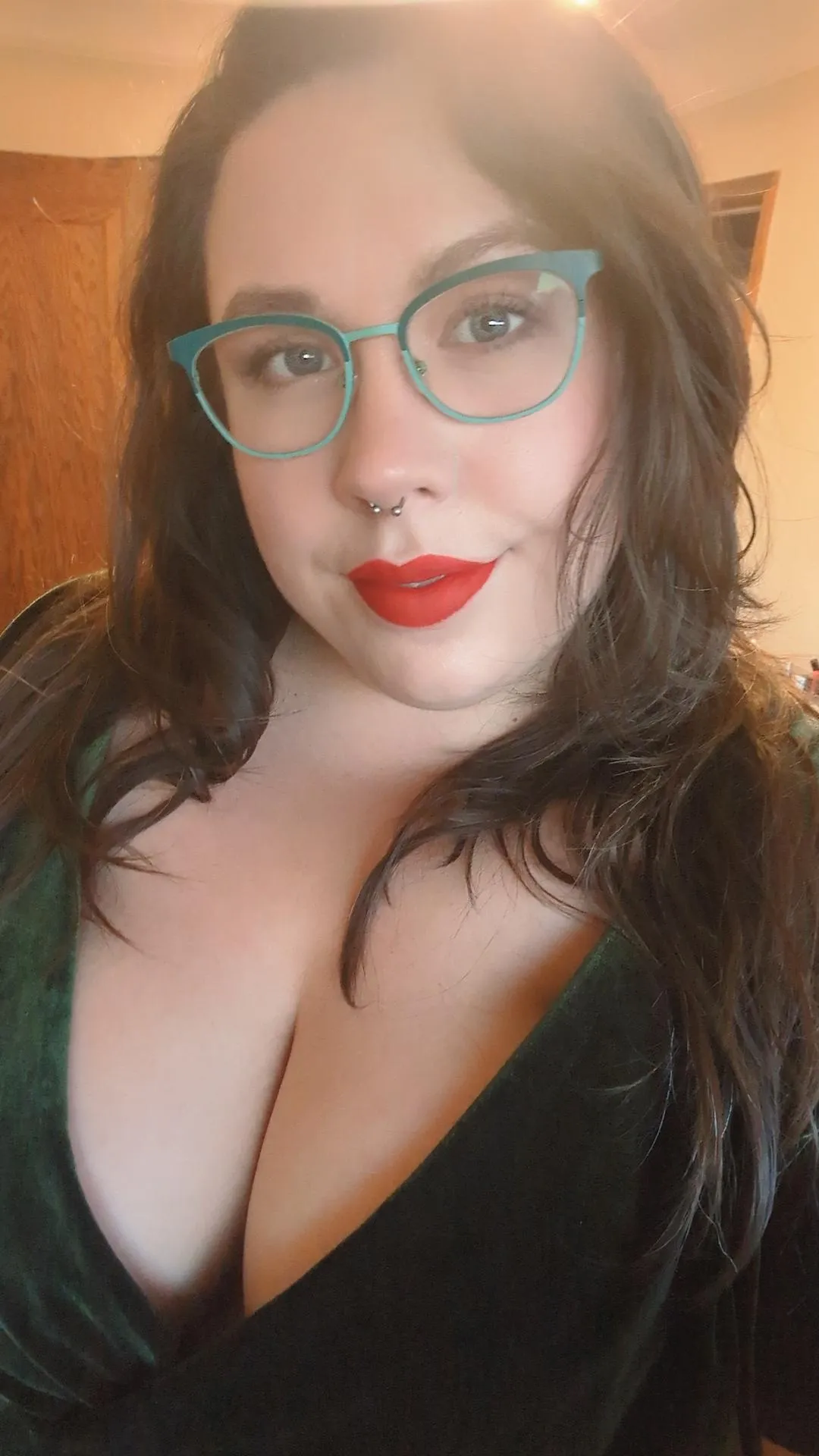 A velvet, green dress and bold red lips for a holiday party. 🎄