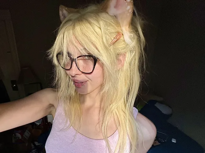 just a cutie feeling herself :3