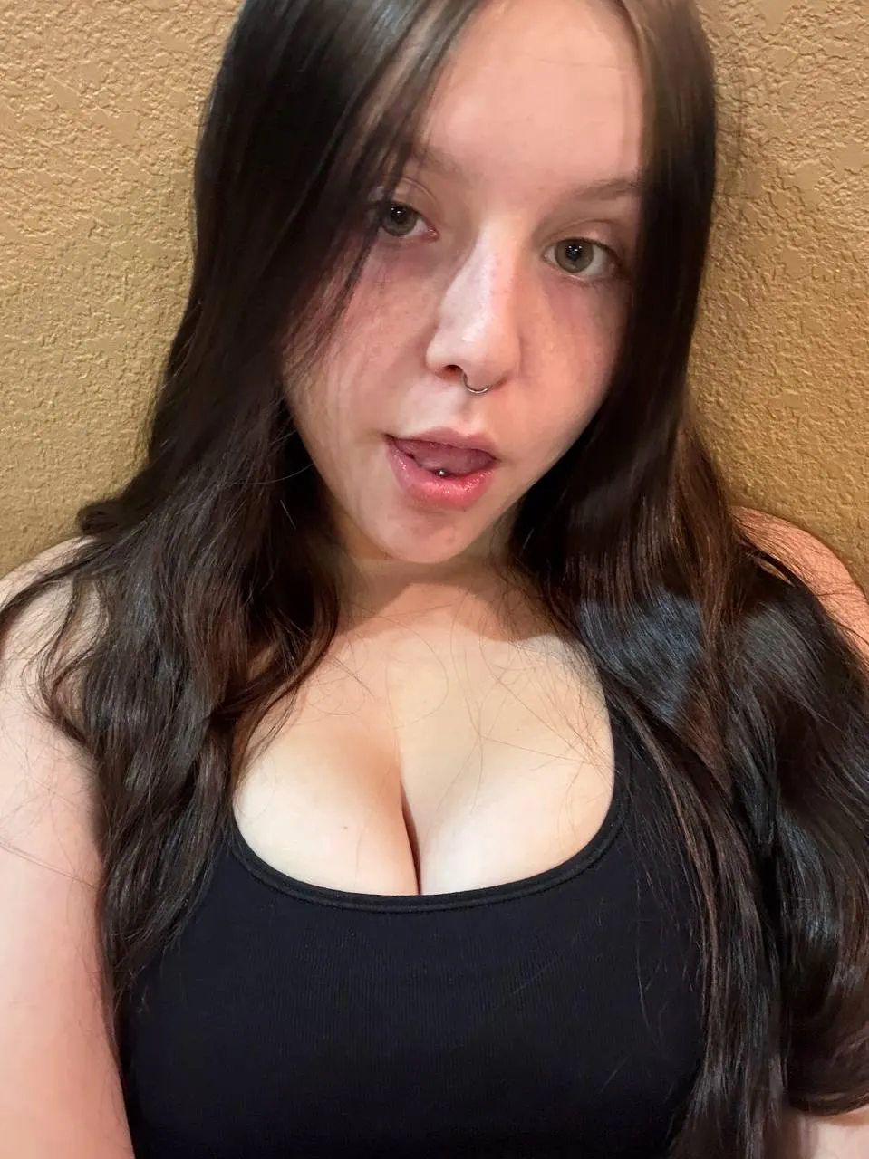 Sending a nudes to every guy that upvte, (instantly) just say 'yes