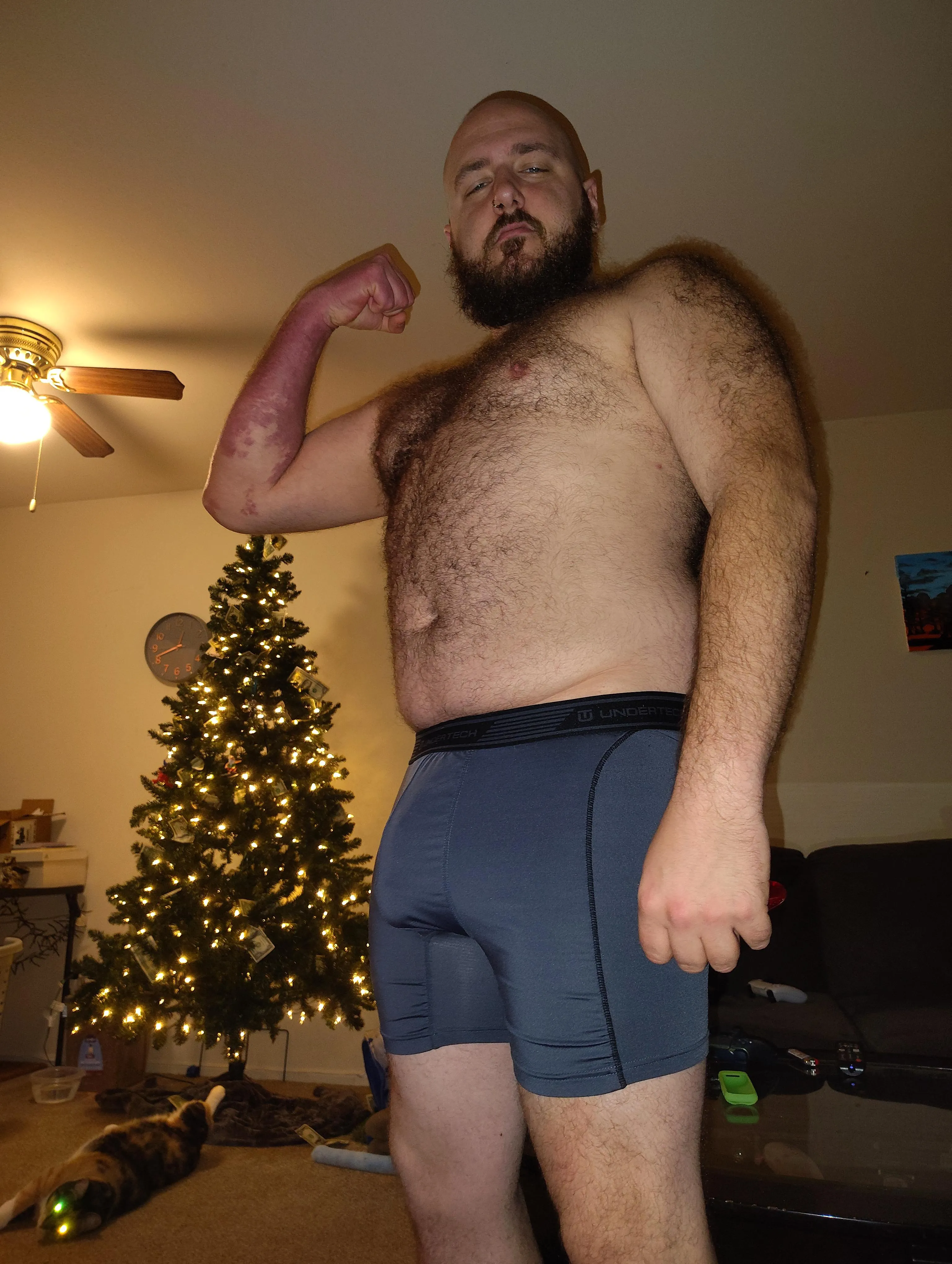 Showing off this bear body. Please enjoy!