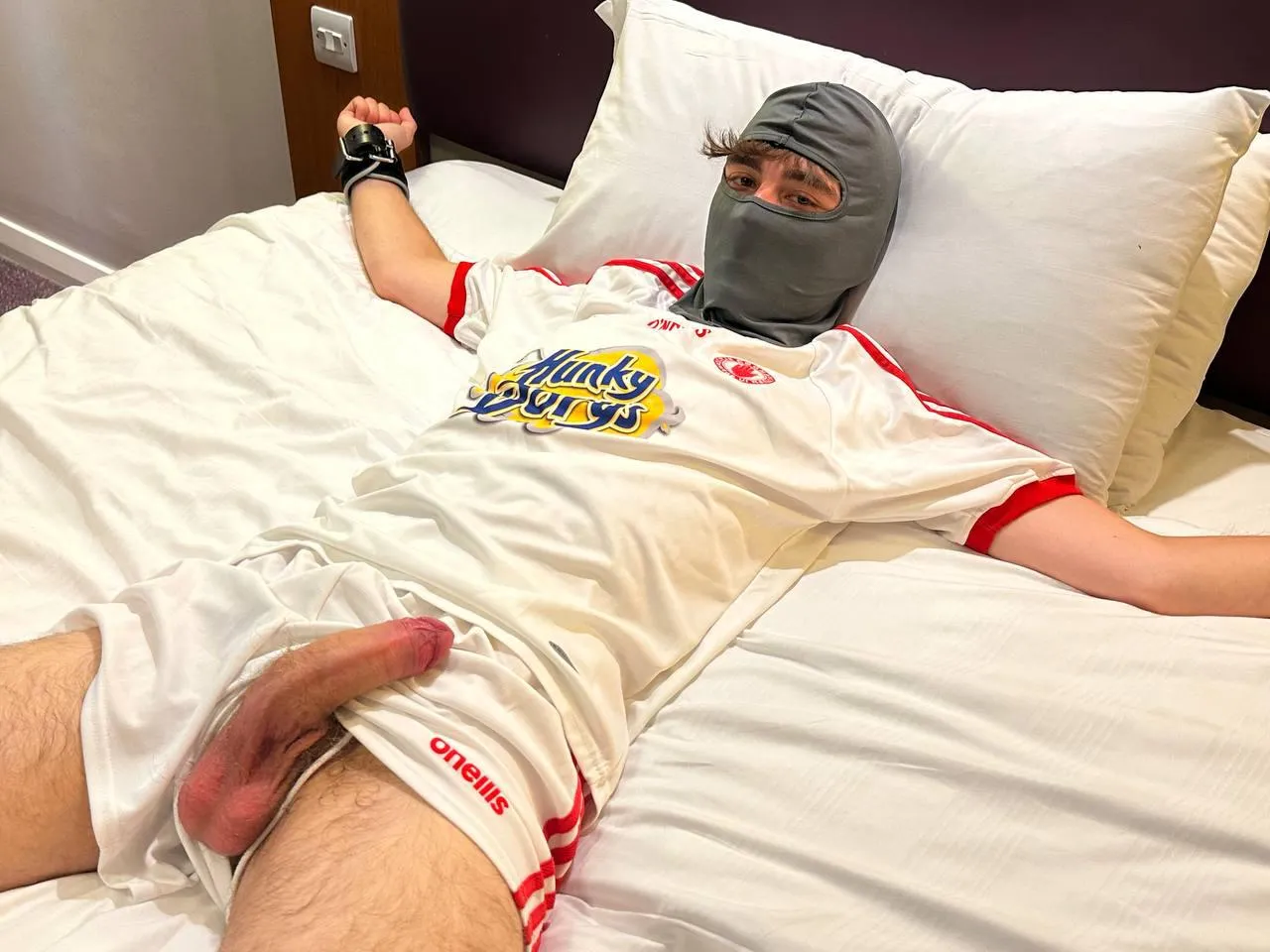 (19) @kinkysub06uk Who’s gonna give me a hand?