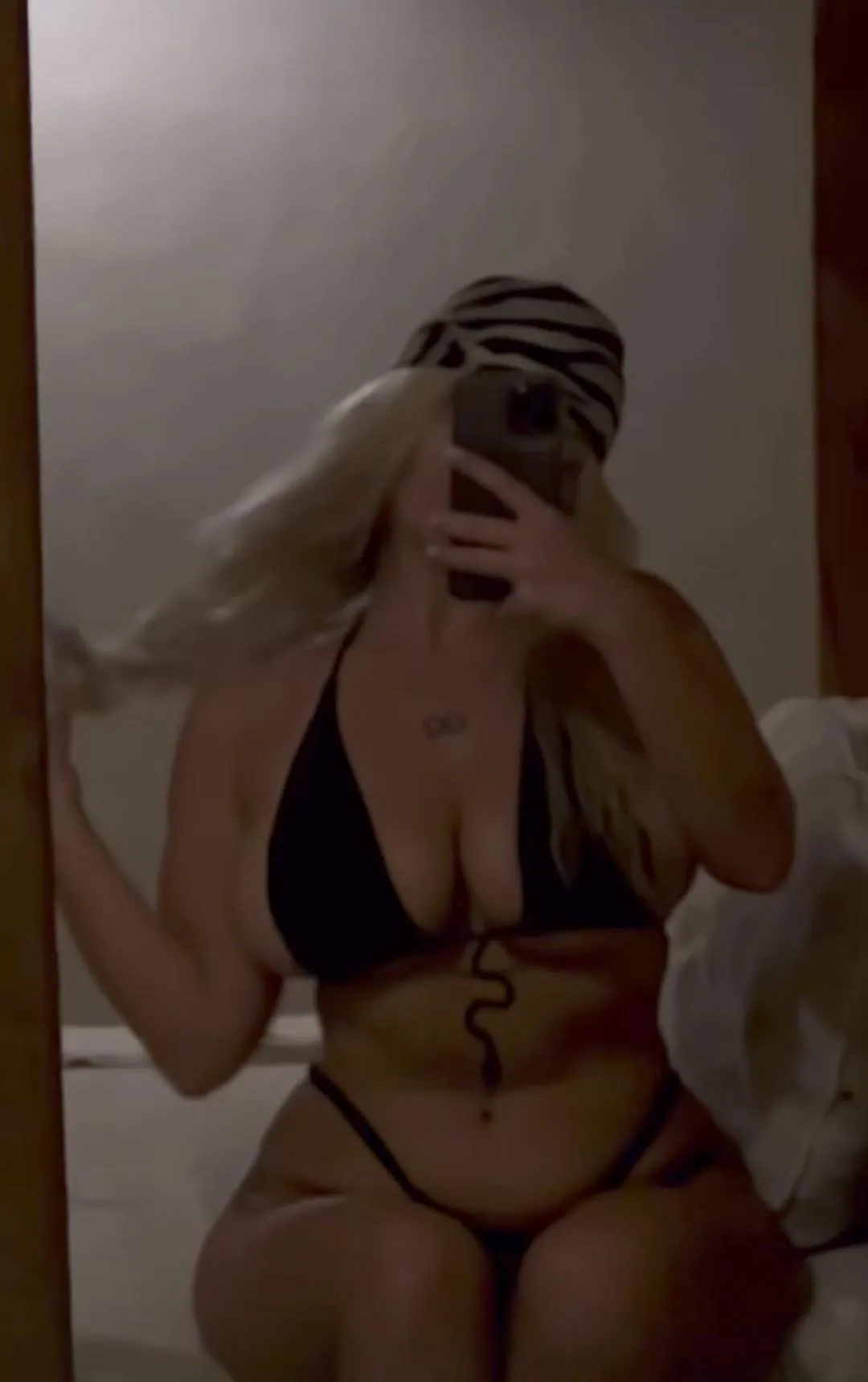 Cycki maukowej rozlewają się spod bikini