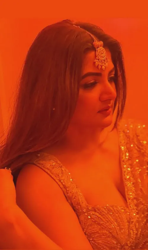 Srabanti ke sleeveless blouse e kemon lagche?