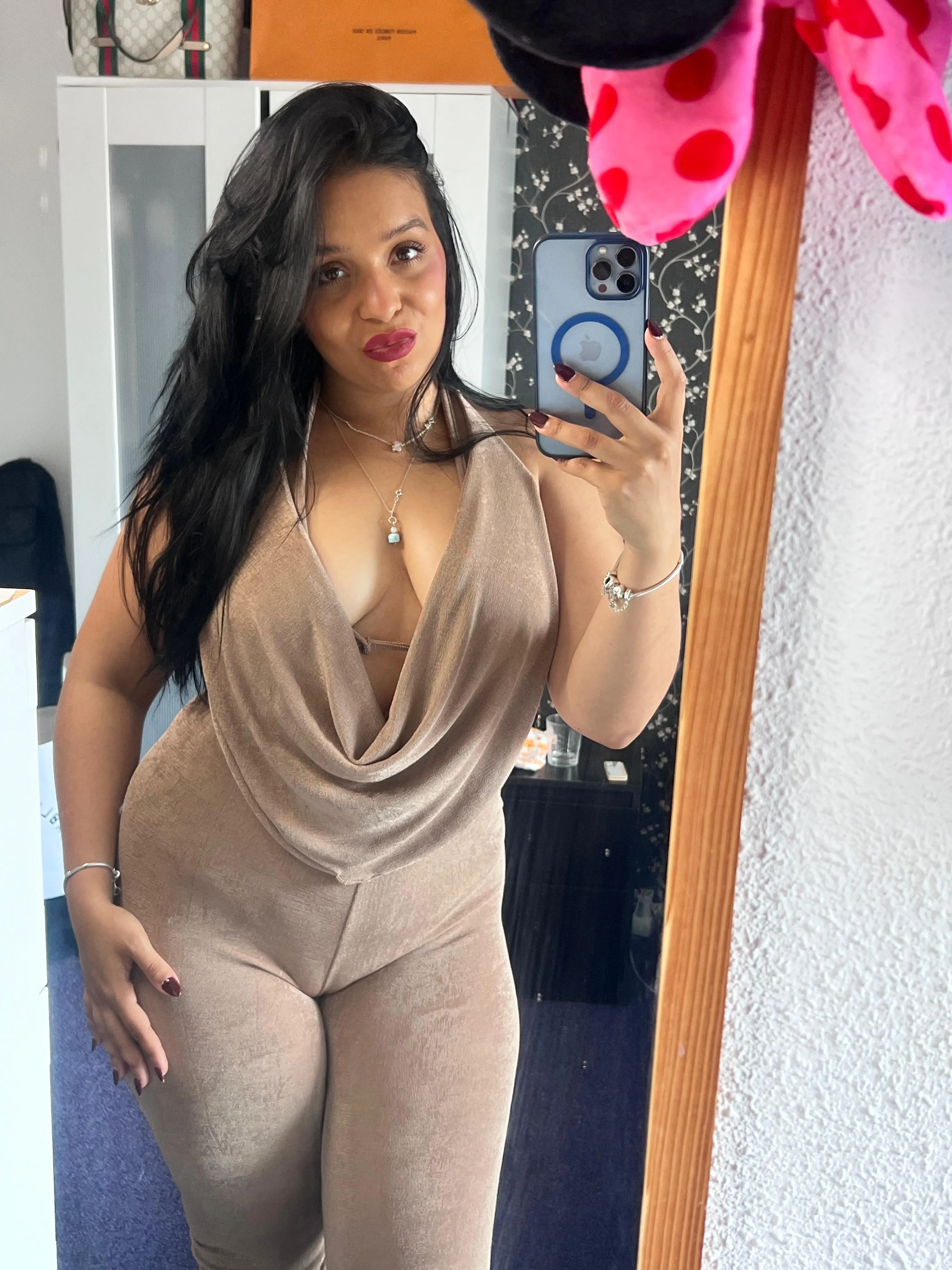 Not flawless, but all real. No pro vibes, just sun-kissed curves oozing caramel fire.