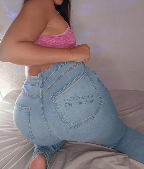 Thick girls in tight jeans.. your ultimate weakness
