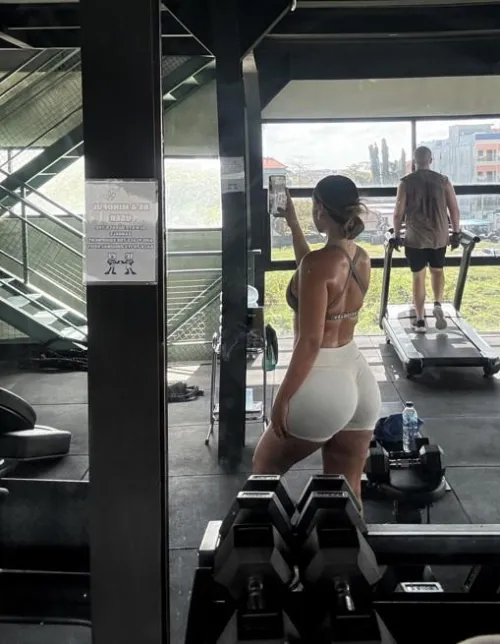 who wants to lick my sweat from my back