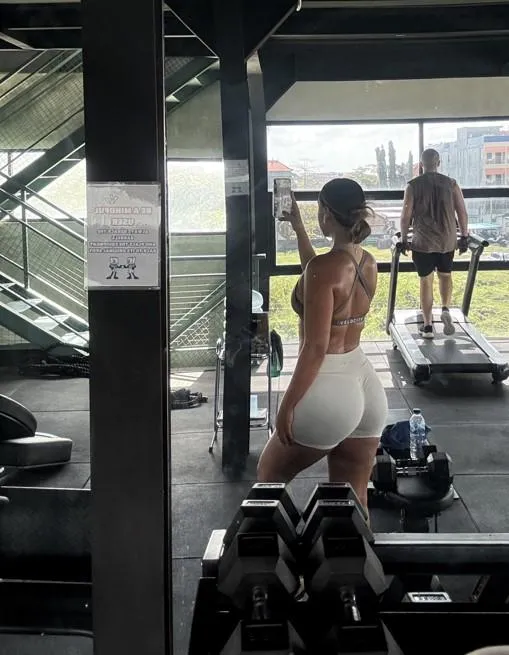 who wants to lick my sweat from my back