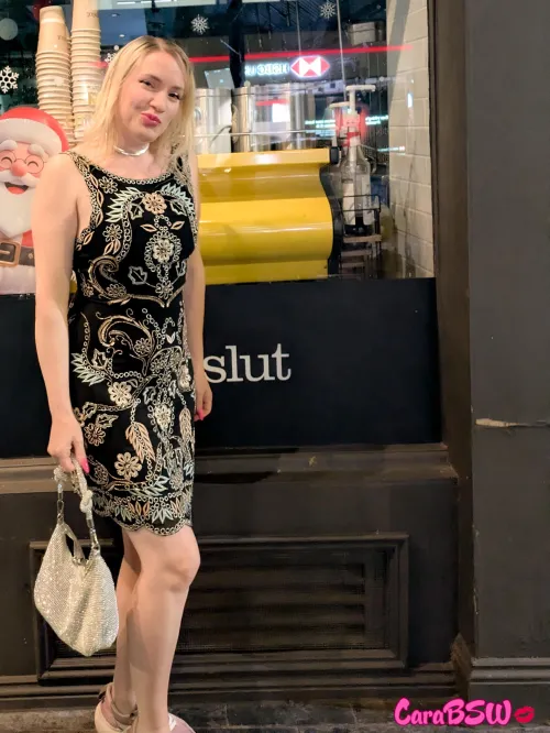 [47F] It was the wrong time of day to flash but I will definitely be heading back here to take a naughtier picture 😈