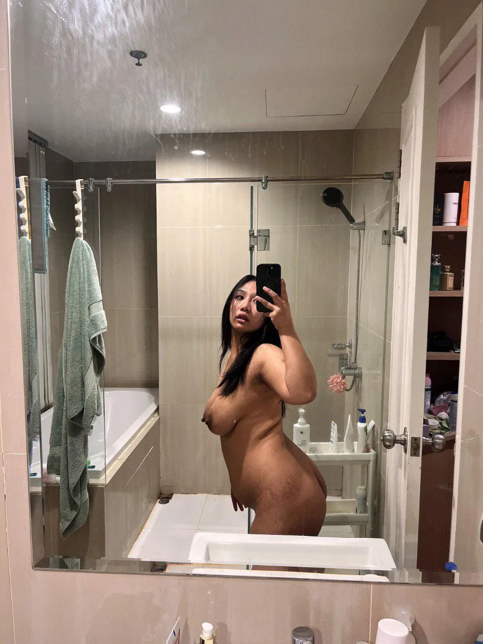 Are simple selfies still hot?