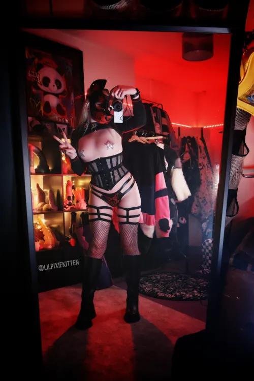 I recreated my second outfit from the furry rave this weekend since I forgot to take pictures 🖤