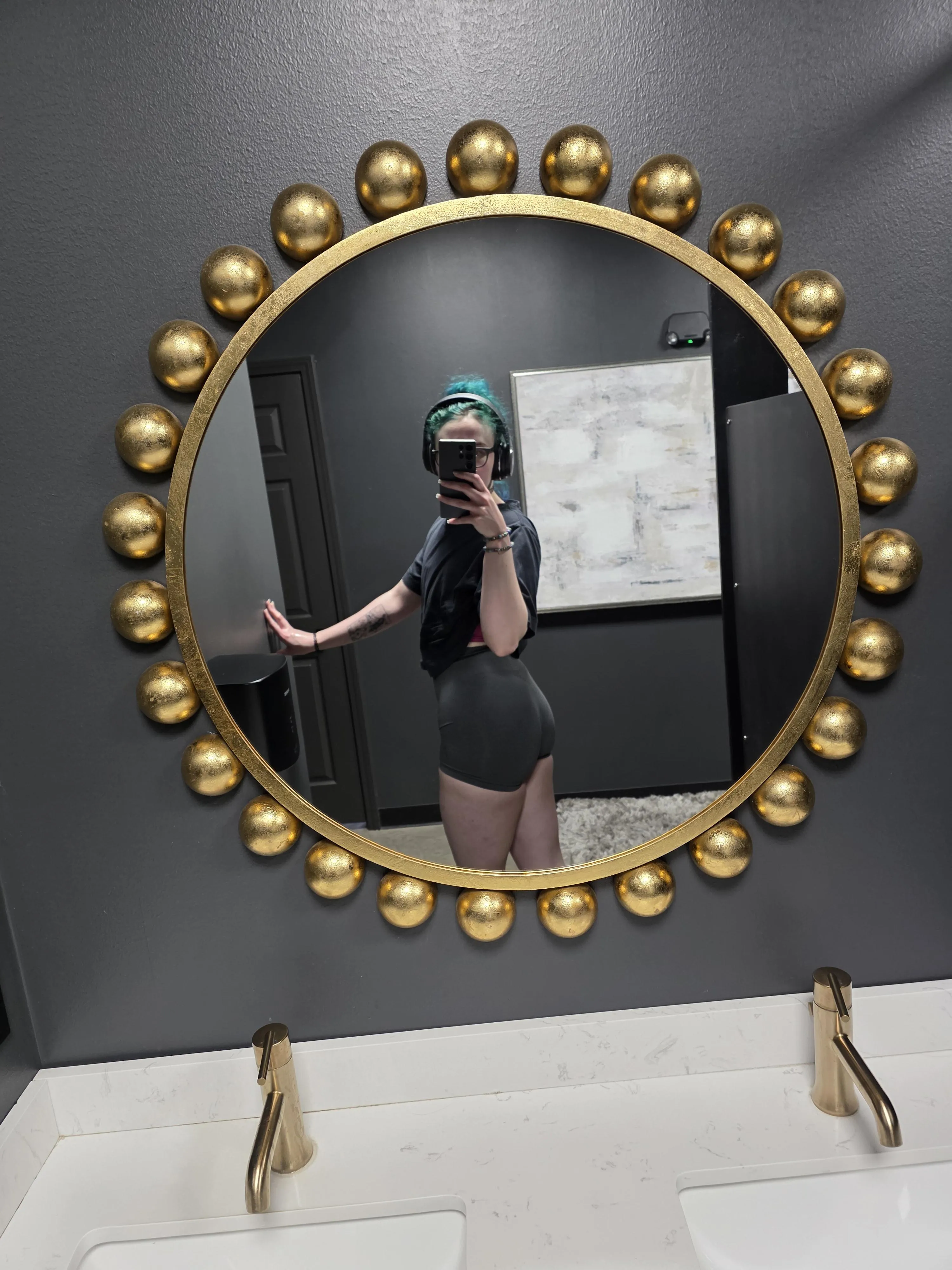 Love the gym and my thick thighs 🖤