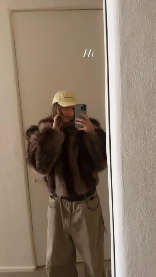 “Hi” IG selfie story 12/13/2025