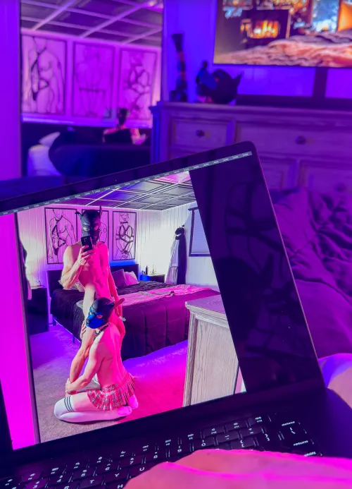 Horny while making content in bed 😈