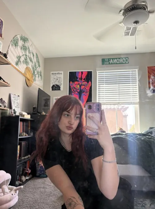 Just trying to see how many redditors will see my pussy today