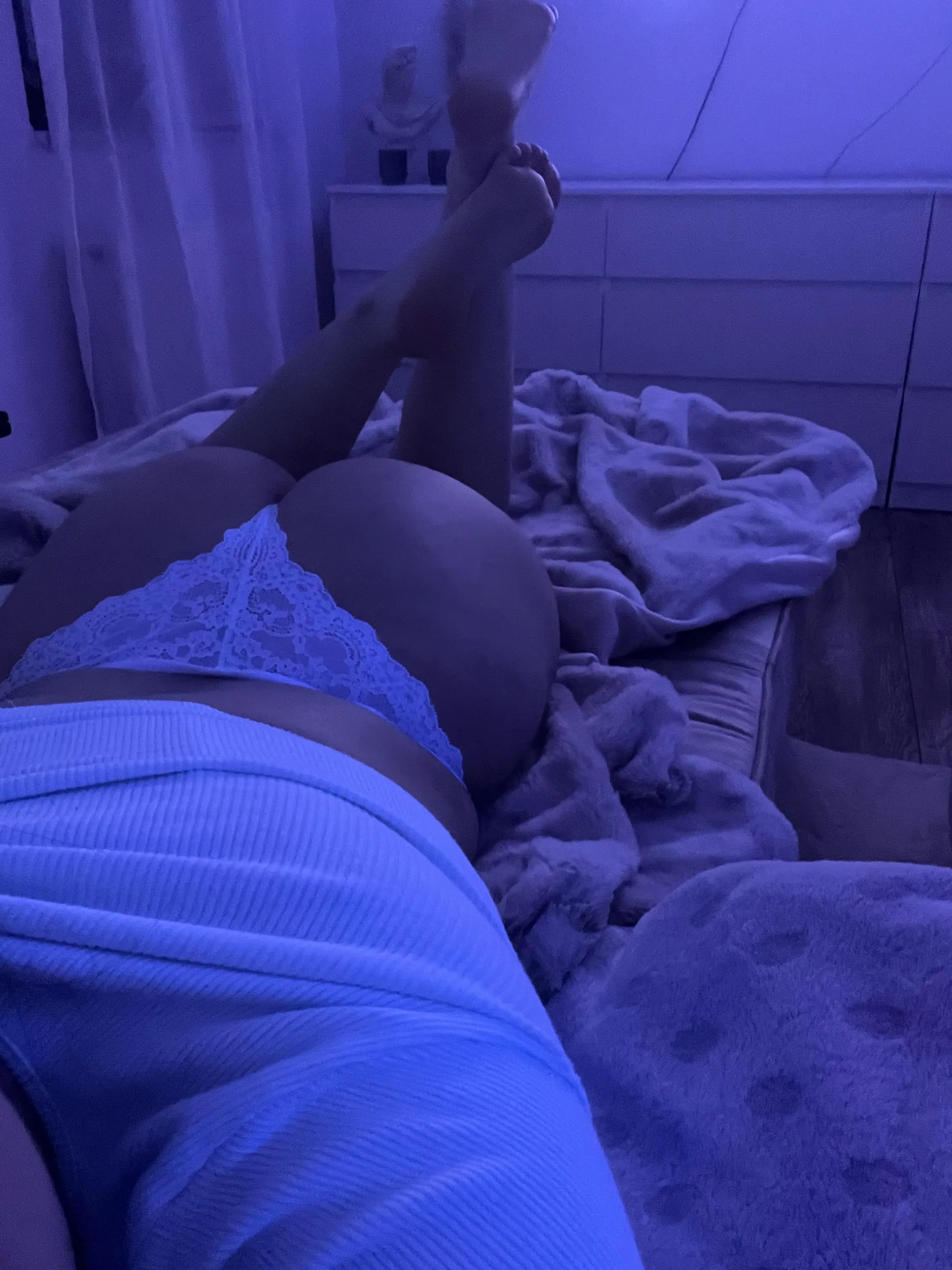 kuka vois riisuu mun pikkarit pois ja työntyy sisää?🤤