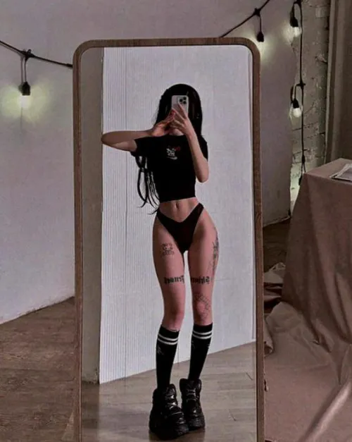 Nothing dramatic, just posting with hidden feet