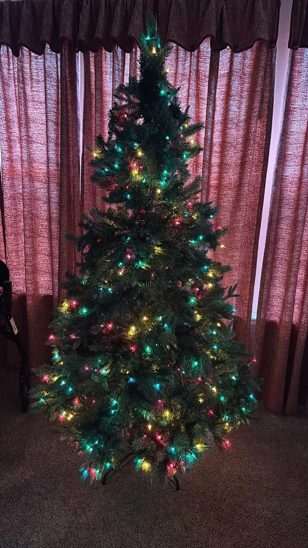 Baby princess put the tree up all by herself I’m still fluffing so ignore any gaps